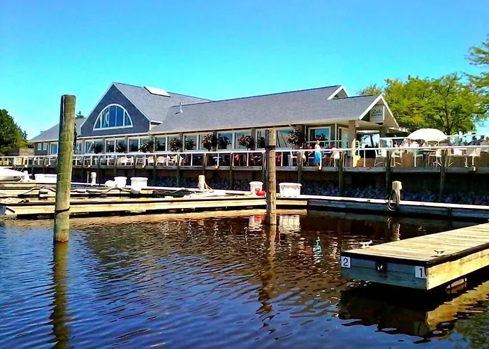 Shoreline Inn & Conference Center, An Ascend Collection Hotel